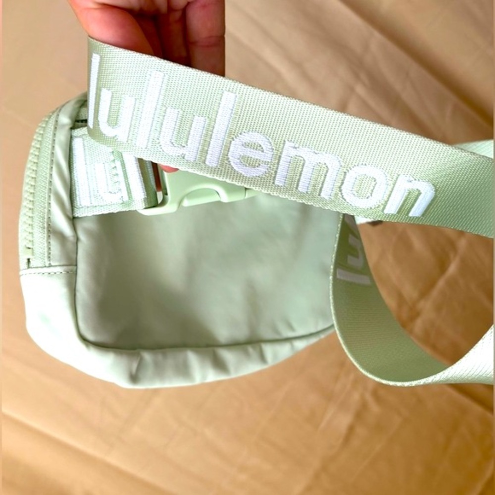 Lululemon💎KOHLRABI GREEN Everywhere Belt Bag 1L💎RARE💎PRISTINE NWOT!! - Picture 4 of 11